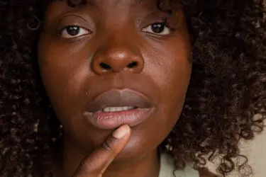 Step-by-step skincare routine for dry skin in Kenya featuring a gentle cleanser, hydrating serum, rich moisturizer, and SPF 50 sunscreen.